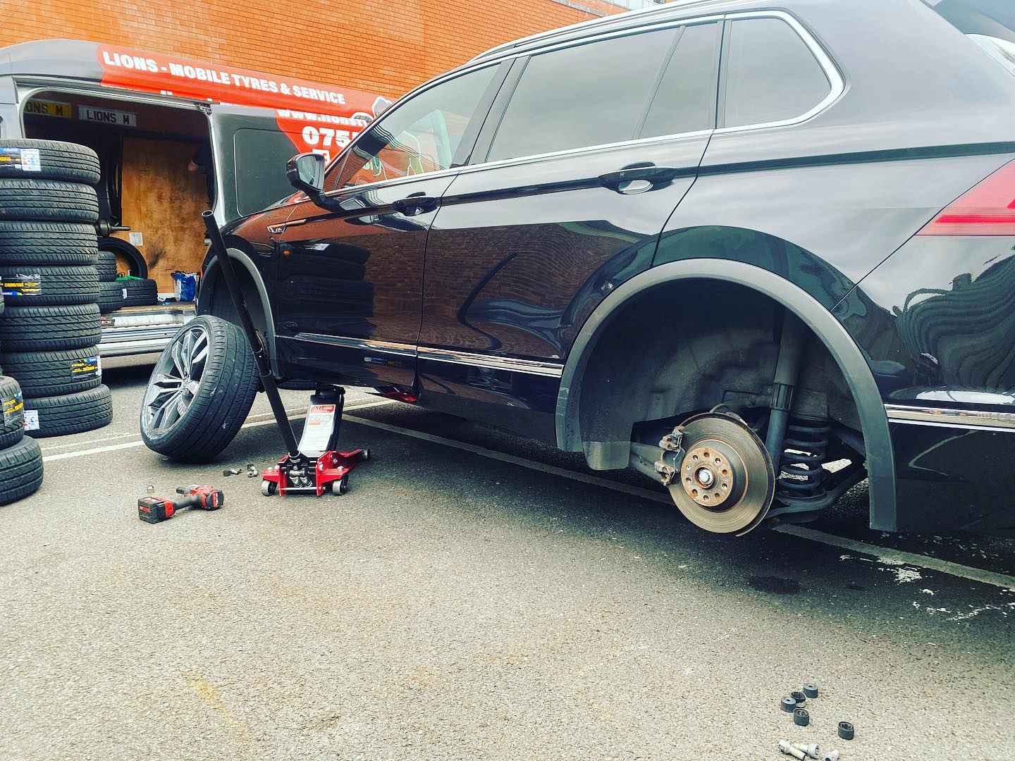 Mobile vs Garage Emergency Tyre Repairs: Which is Better?