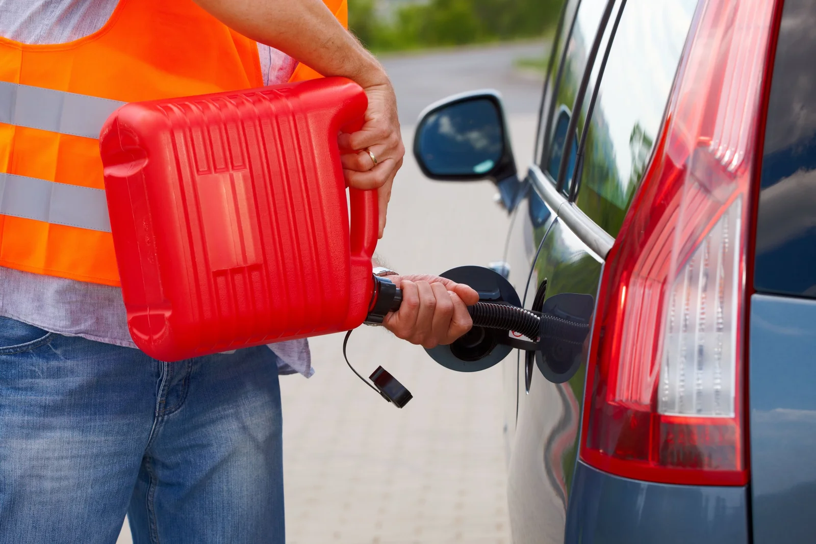 What Happens During a Quick Tyre Fix Emergency Fuel Delivery Call